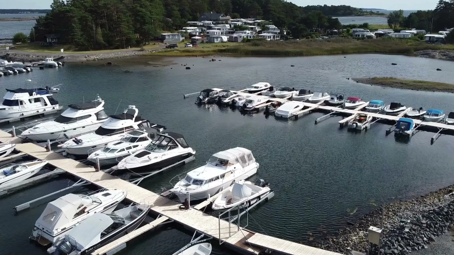 Knutvika båthavn sett ovenfra, med brygge og skjærgården bak